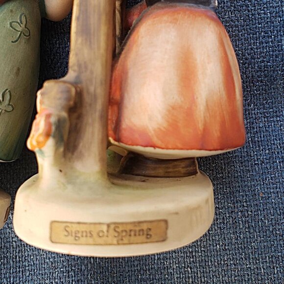 Pair of Vintage Hummels: Little Sweeper and Signs of Spring - Picture 5 of 9